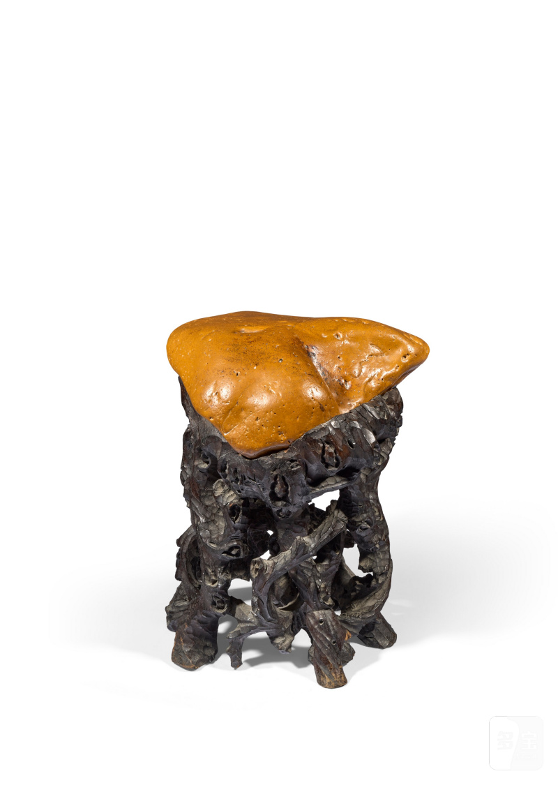 ROCHER EN PIERRE DE CIRE JAUNE ET SON SOCLE EN BOIS NOUEUX  CHINE, DYNASTIE QING (1644-1911) - 图2